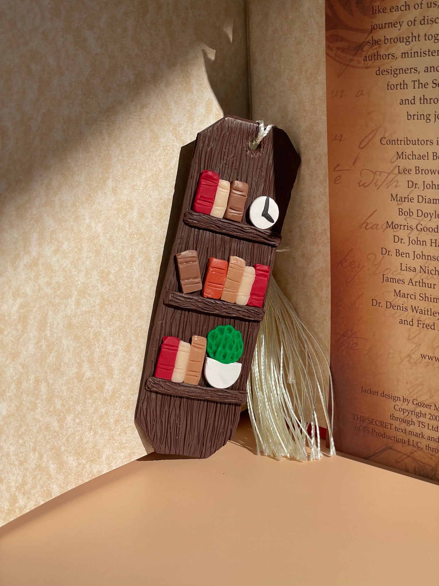 Bookshelf Bookmark – A Tiny Literary Escape