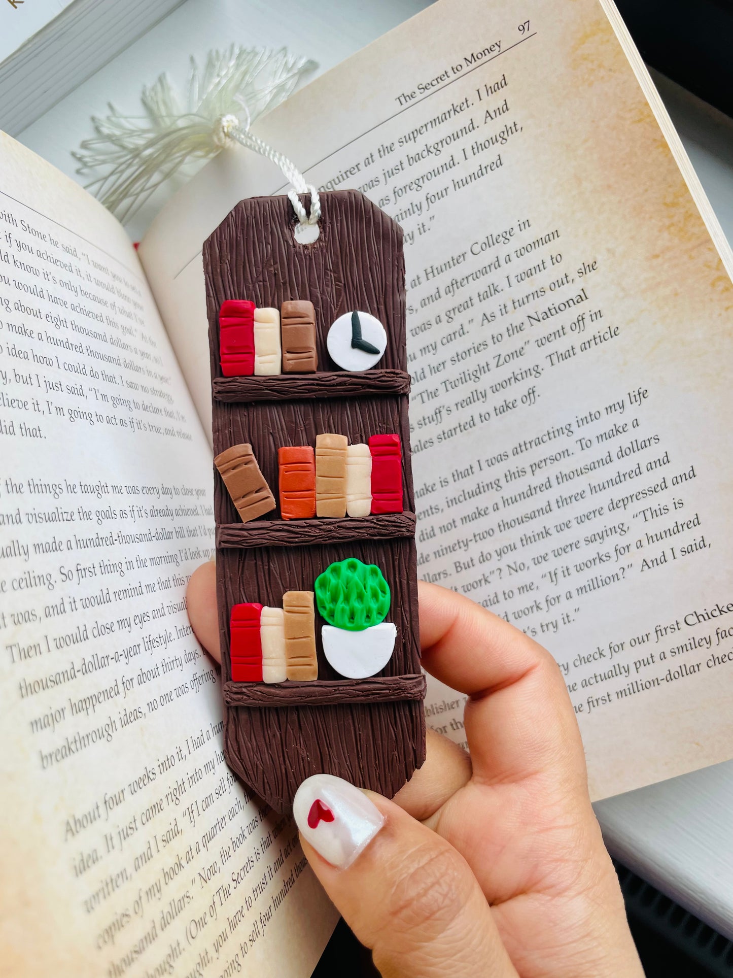 Bookshelf Bookmark – A Tiny Literary Escape